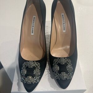 Manolo Blahnik Black Hangisi